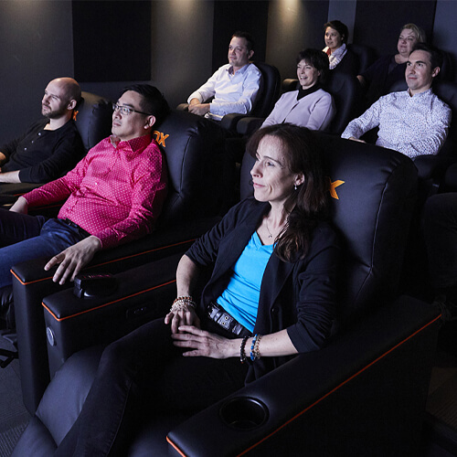 Un accès à la salle de cinéma D-BOX (qui offre plus de 2 800 films et séries) et aux simulateurs de D-BOX